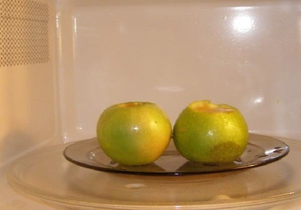 Печёные яблоки в микроволновке