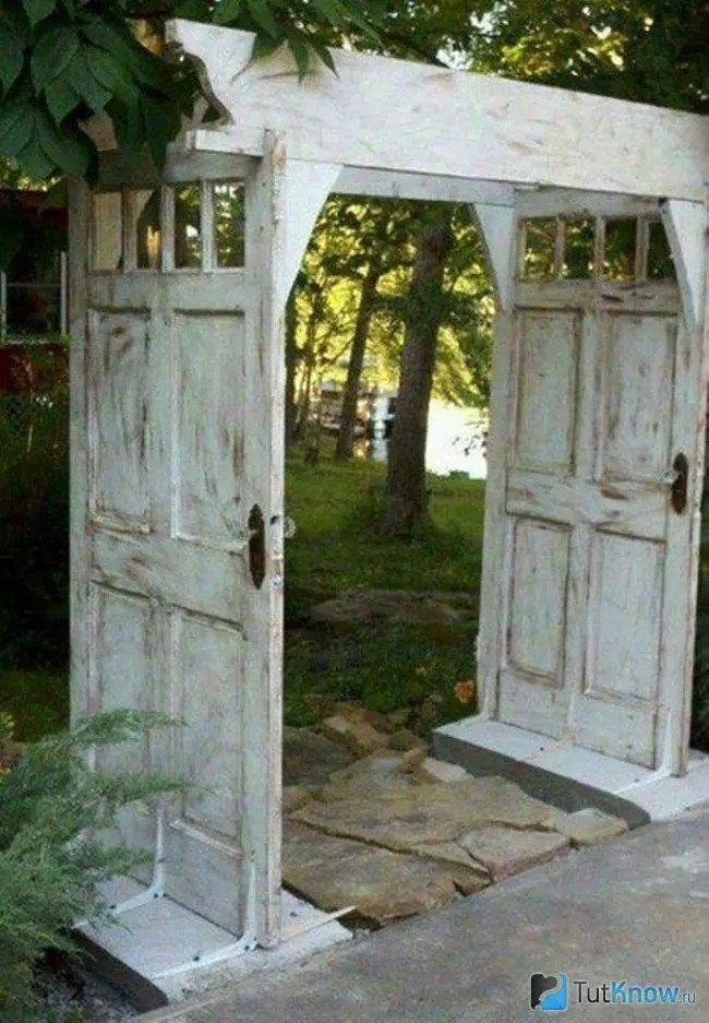 Арка из старых дверей в саду
