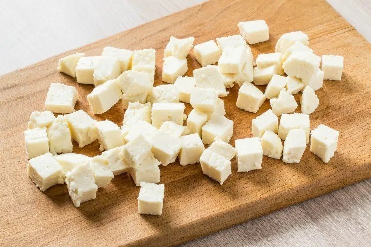 Сыр фета нарезаем небольшими кубиками