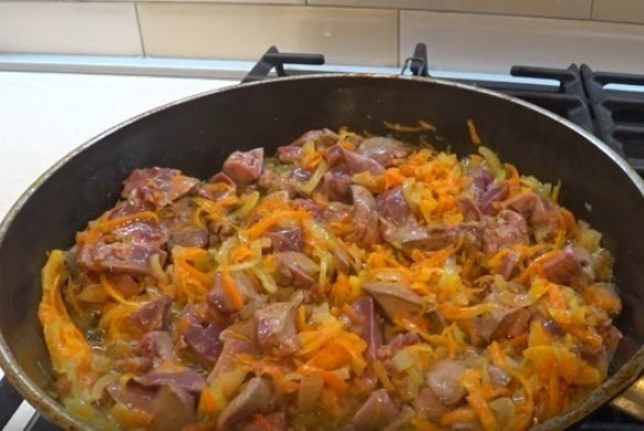 Макароны с тушёнкой на сковороде с луком и морковью