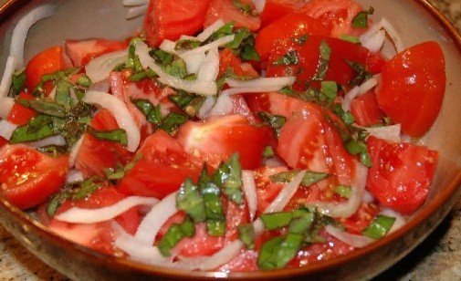 Салат из помидоров петрушки и перца острого