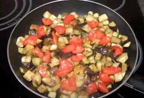 Рагу овощное с кабачками и баклажанами на сковороде