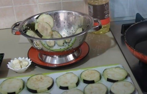 Жареные баклажаны с чесноком на сковороде кружочками