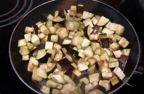 Жареные баклажаны с картошкой кубиками с крахмалом и сахаром