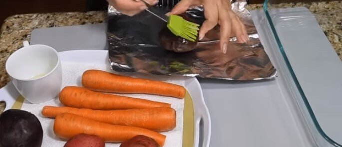 Свекла и морковь в духовке в фольге для салата