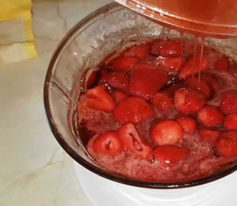 Цыганка готовит варенье из клубники без варки ягод