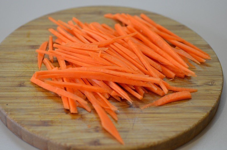 Вареная морковь нарезанная соломкой