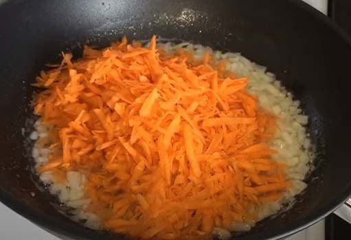 Рис с поджаркой из моркови и лука на сковороде