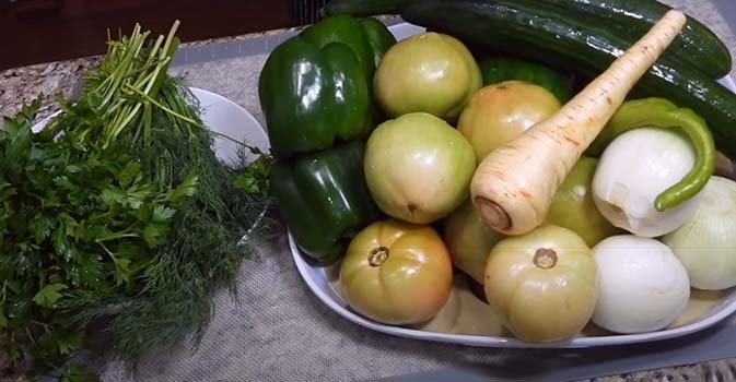 Зеленые помидоры с чесноком и петрушкой