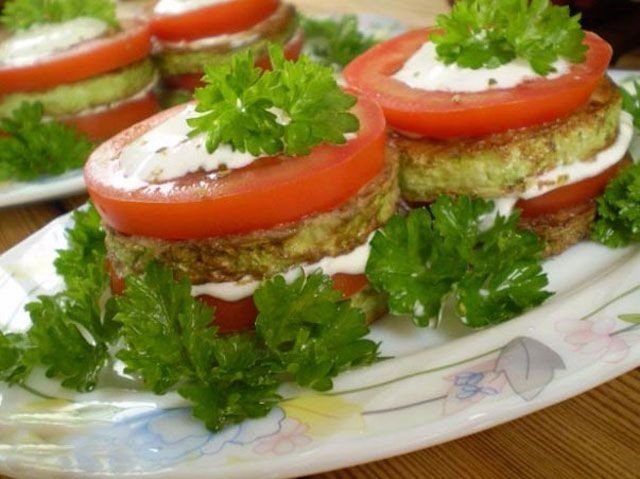 Салат из жареных кабачков с помидорами и чесноком слоями рецепт
