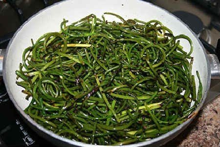 Корейский салат чесночные стрелки листья перца